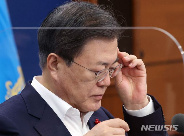 [서울=뉴시스박영태 기자 = 문재인 대통령이 28일 오후 청와대 여민관에서 열린 수석·보좌관회의에 참석해 안경을 고쳐쓰고 있다. 2020.12.28. since1999@newsis.com