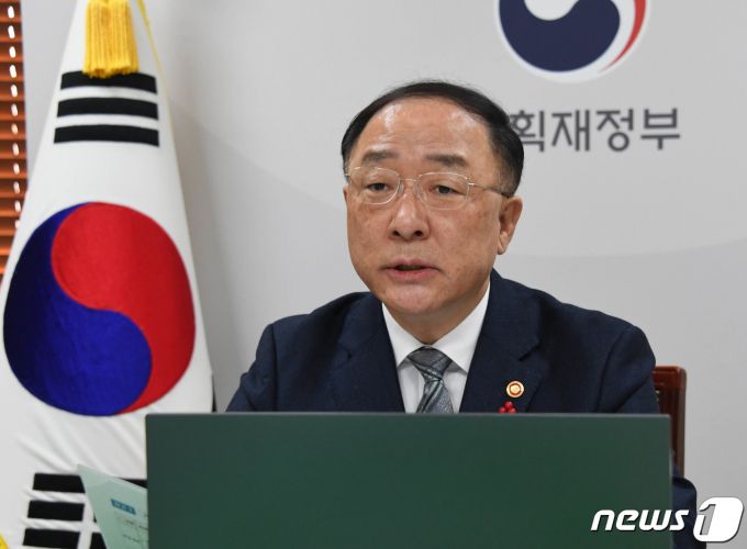 홍남기 부총리 겸 기획재정부 장관이 27일 서울 종로구 정부서울청사에서 안드레아스 바우어 IMF(국제통화기금) 한국 미션단장과 화상으로 IMF 연례협의 결과와 관련 면담을 하고 있다. /사진=뉴스1