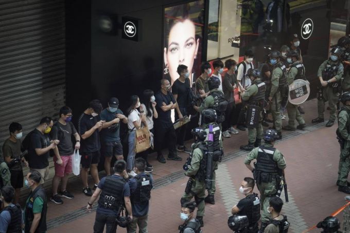 홍콩 경찰이 중국 국경절인 지난 10월 1일 코즈웨이베이에서 보행자를 검문하고 있다. /사진=[홍콩=AP/뉴시스]