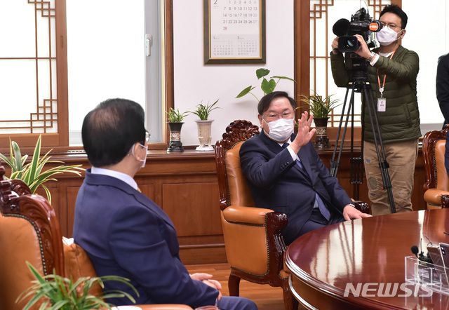 [서울=뉴시스]최동준 기자 = 더불어민주당 김태년 원내대표가 1일 서울 여의도 국회의장실에서 열린 박병석 의장 주재 여야 교섭단체 회동에서 발언하고 있다. (공동취재사진) 2021.02.01. photo@newsis.com