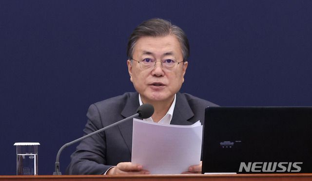 [서울=뉴시스]추상철 기자 = 문재인 대통령이 1일 오후 청와대 여민관에서 열린 수석·보좌관 회의를 주재하고 있다. 2021.02.01. scchoo@newsis.com