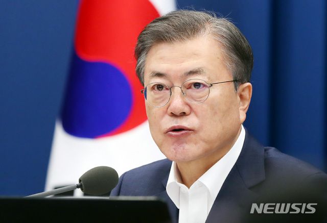 [서울=뉴시스]추상철 기자 =문재인 대통령이 2일 오전 청와대 여민관에서 영상으로 열린 제5회 국무회의에 참석해 발언하고 있다. 2021.02.02. scchoo@newsis.com