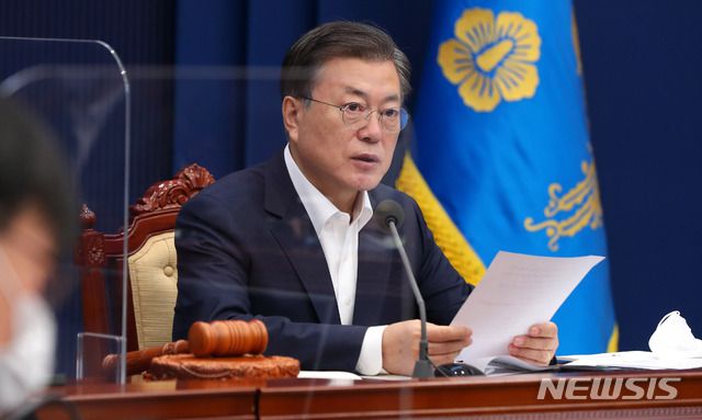 [서울=뉴시스]추상철 기자 =문재인 대통령이 2일 오전 청와대 여민관에서 영상으로 열린 제5회 국무회의를 주재하고 있다. 2021.02.02. scchoo@newsis.com
