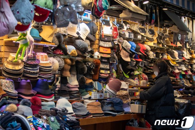 지난달 서울시내 한 상점에서 직원이 물건을 정리하고 있다. /사진=뉴스1