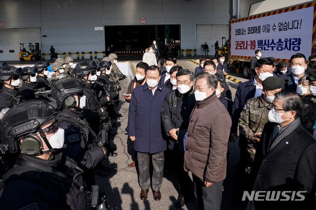 [인천공항=뉴시스]추상철 기자 = 문재인 대통령이 3일 오전 인천국제공항 대한항공 화물터미널에서 열린 코로나19 백신 수송 모의훈련에서 백신 수송 훈련 참가 군인과 경찰을 격려하고 있다. 2021.02.03. scchoo@newsis.com