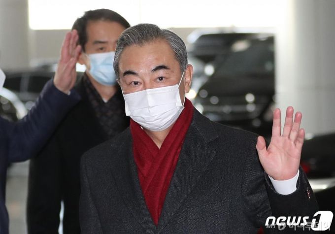 (인천공항=뉴스1) 이성철 기자 = 사흘간의 방한 일정을 마친 왕이(王毅) 중국 외교부장 겸 국무위원이 27일 오후 인천국제공항 2터미널을 통해 출국하고 있다. 2020.11.27/뉴스1