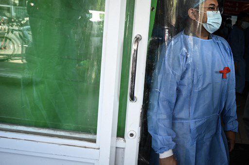 3일 양곤의 한 종합병원 의료진이 방호복에 붉은 리본을 단 모습./사진=AFP