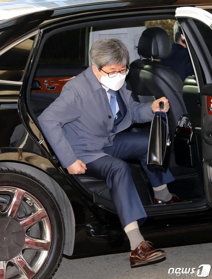 (서울=뉴스1) 이승배 기자 = 김명수 대법원장이 3일 오전 서울 서초구 대법원으로 출근하고 있다. 2021.2.3/뉴스1