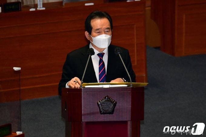 정세균 국무총리가 4일 국회에서 열린 제348회 국회(임시회) 제4차 본회의 정치·외교·통일·안보에 관한 대정부질문에서 의원들과 질의응답을 하고 있다/사진=뉴스1