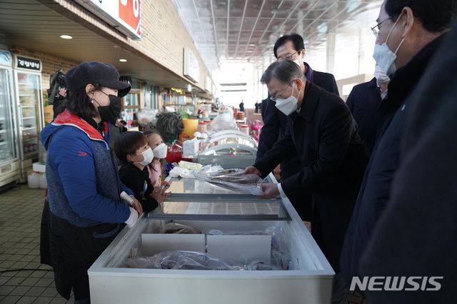 [신안=뉴시스]박영태 기자 = 문재인 대통령이 5일 오후 설 연휴 임시개통 예정인 전남 신안군 임자2대교에서 열린 세계 최대 해상풍력단지 48조원 투자협약식 체결 후 신안젓갈타운을 방문해 민어를 구매하고 있다. 2021.02.05. since1999@newsis.com