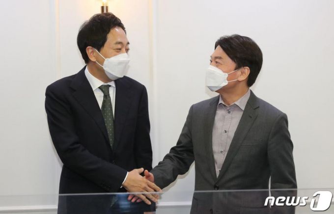 안철수 국민의당 대표(오른쪽)와 금태섭 전 더불어민주당 의원이 4일 오후 서울 여의도 국회 의원회관에서 만나 악수하고 있다.  안 전 대표와 금 전 의원은 이날 회동에서 야권 단일화 세부사항을 논의할 예정이다. 2021.2.4/뉴스1