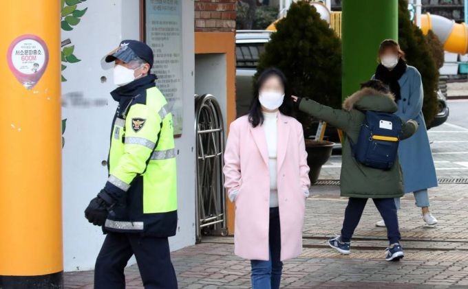 신종 코로나바이러스 감염증(코로나19) 확산으로 크게 줄었던 등교수업이 유아·초등 저학년·특수학교부터 확대되는 27일 오전 서울 중구의 한 초등학교에서 학생들이 등교하고 있다. /사진=뉴시스