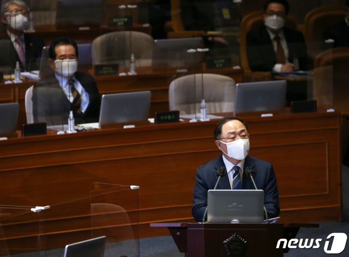 홍남기 경제부총리 겸 기획재정부 장관이 5일 오후 서울 여의도 국회에서 열린 제384회국회(임시회) 제5차 본회의에서 경제에 관한 질문에 답변하고 있다. /사진=뉴스1