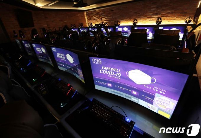 정부의 거리두기 2.5단계 연장안이 발표된 지난달 18일 서울의 한 PC방에서 관계자가 영업을 종료 해야만 하는 저녁 9시가 되자 불은 켜두고 영업은 하지 않는 '점등시위'를 하고 있다. /사진=뉴스1