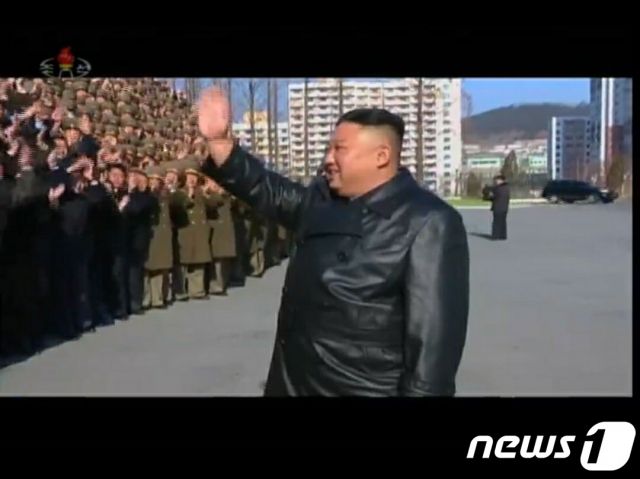 (서울=뉴스1) = 북한 관영 조선중앙TV는 지난 16일 김정은 노동당 총비서가 제8차 당 대회 방청자들과 4·25 문화회관 앞에서 기념사진을 찍었다고 17일 보도했다. 당 대회 방청자들을 향해 손을 흔들고 있는 김 총비서의 모습. ('조선중앙TV' 갈무리)