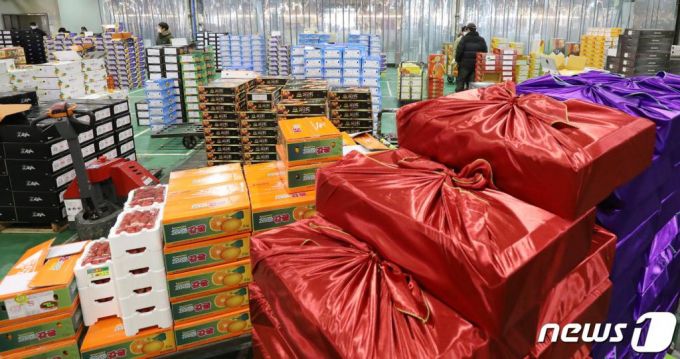 지난 4일 설 연휴를 앞두고 대구농수산물도매시장에 선물용 과일이 수북이 쌓여 있다./사진=뉴스1