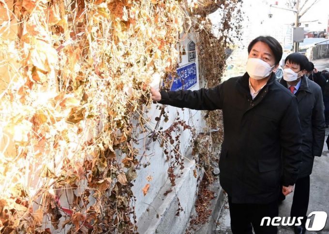 (서울=뉴스1) 국회사진쥐재단 = 서울시장 보궐선거에 출마한 안철수 국민의당 대표가 8일 서울 한남동 한남3재정비촉진구역(한남3구역)을 방문해 노후된  다세대·다가구주택을 살펴보고 있다. 2021.2.8/뉴스1