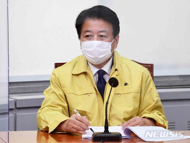 [서울=뉴시스]국회사진기자단 = 노웅래 더불어민주당 최고위원이 지난해 서울 여의도 국회에서 열린 더불어민주당 최고위원회의에 참석하고 있다. 2020.08.31. photo@newsis.com