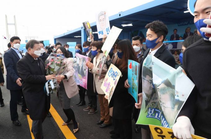 [신안=뉴시스]박영태 기자 = 문재인 대통령이 5일 오후 설 연휴 임시개통 예정인 전남 신안군 임자2대교에서 열린 세계 최대 해상풍력단지 48조원 투자협약식을 마친 뒤 전남도청 직원으로부터 꽃다발을 받고 있다. 2021.02.05. since1999@newsis.com