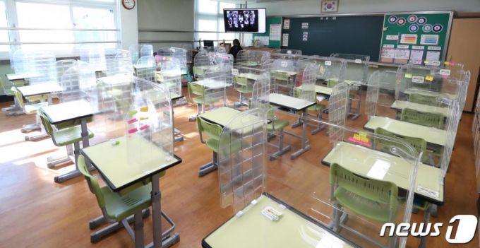 인천의 한 초등학교에서 교사가 원격수업을 준비하고 있다. /사진=뉴스1