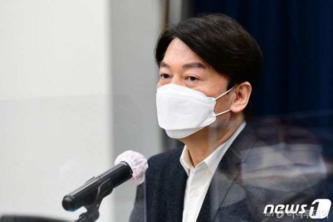 (서울=뉴스1) 국회사진취재단 = 안철수 국민의당 대표가 5일 오전 서울 영등포구 서울시사회복지사협회에서 열린 서울시 사회복지 직능단체장 간담회에 참석해 인사말을 하고 있다. 2021.2.5/뉴스1