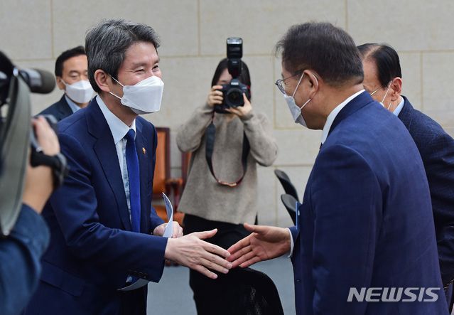 [서울=뉴시스]김병문 기자 = 이인영 통일부장관이 8일 오후 서울 종로구 남북회담본부에서 열린 설 맞이 이산가족 유관기관·단체 차담회에서 참석자들과 인사 나누고 있다. (공동취재사진) 2021.02.08. photo@newsis.com