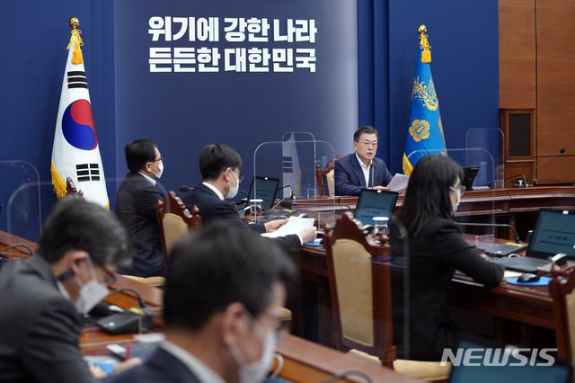 [서울=뉴시스박영태 기자 = 문재인 대통령이 8일 오후 청와대 여민관에서 열린 수석 보좌관회의에 참석해 발언하고 있다. 2021.02.08. since1999@newsis.com