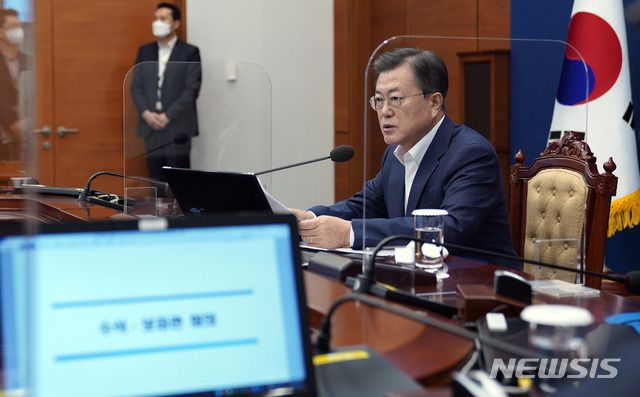 [서울=뉴시스]박영태 기자 = 문재인 대통령이 8일 오후 청와대 여민관에서 열린 수석 보좌관회의에 참석해 발언하고 있다. 2021.02.08. since1999@newsis.com