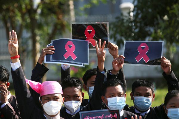 9일 미얀마 수도 네피도에서 군부 쿠데타에 항의하는 시위대가 세 손가락 경례를 하고 있다./사진=로이터