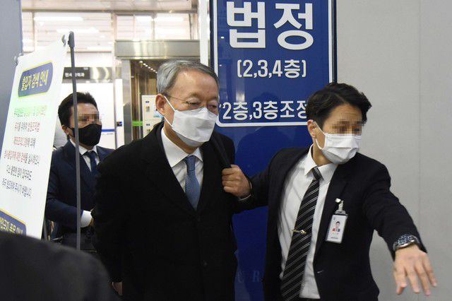 [대전=뉴시스김도현 기자 = 백운규 전 산업통상자원부 장관이 8일 오후 2시 20분께 영장실질심사를 위해 대전지법 301호 법정으로 걸어가고 있다. (사진=오마이뉴스 제공) 2021.02.08. photo@newsis.com  *재판매 및 DB 금지