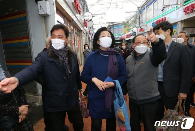 (서울=뉴스1) 국회사진취재단 = 박영선 더불어민주당 서울시장 보궐선거 예비후보가 10일 서울 구로구 남구로시장을 방문해 상인회 관계자들과 시장을 둘러보고 있다. 2021.2.10/뉴스1