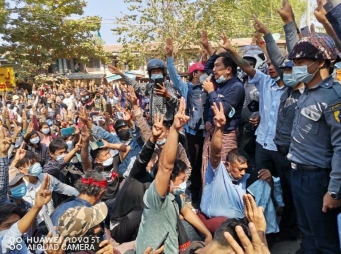 제복차림의 미얀마 한 경찰이 군부 쿠데타의 항의하는 뜻으로 '세 손가락 경례'를 하고 있다./사진=미얀마 나우 트위터