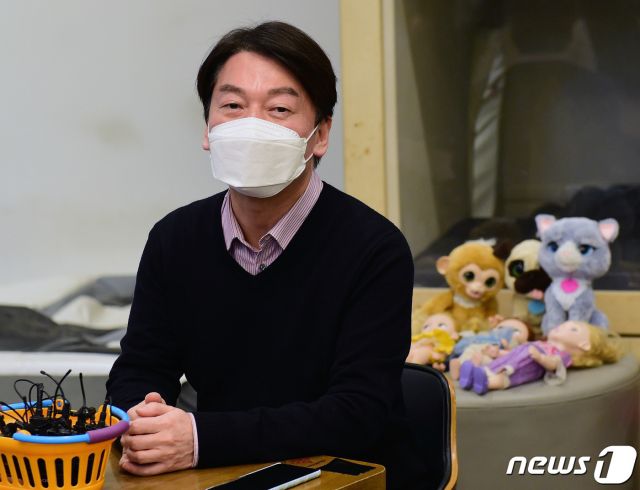 서울시장 보궐선거에 출마한 안철수 국민의당 대표가 10일 서울 마포구의 한 키즈카페에서 코로나19로 어려움을 겪는 직장맘들과 만나 의견을 나누고 있다./사진=뉴스1