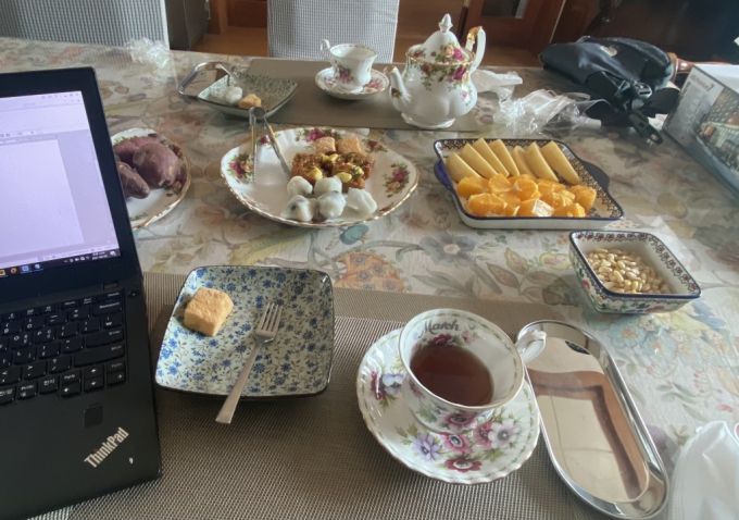 심 할머니가 준비해주신 차와 다과들. 그는 인터뷰 내내 빈 찻잔을 따스히 채워줬다./사진=남형도 기자