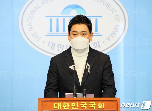 (서울=뉴스1) 박세연 기자 = 서울시장 보궐선거에 출마한 오신환 국민의힘 전 의원이 25일 서울 여의도 국회 소통관에서 '박원순 전 서울시장의 성추행 의혹'과 관련해 진상조사를 위한 정책 공약을 밝히고 있다.  2021.1.25/뉴스1