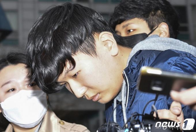 (서울=뉴스1) 박지혜 기자 = 텔레그램 '박사방'에서 운영자 조주빈을 도와 대화방 운영 및 관리에 관여한 공범 '부따' 강훈이 17일 오전 서울 종로경찰서에서 검찰로 송치되고 있다. 2020.4.17/뉴스1