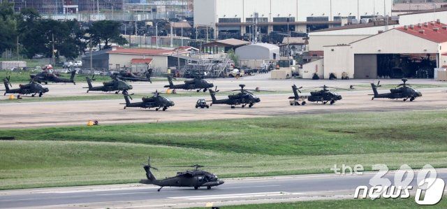 (평택=뉴스1) 조태형 기자 = 한미 연합훈련의 사전 연습 성격인 위기관리참모훈련이 시작된 2020년 8월 11일 오후 경기도 평택 캠프 험프리스에 헬기들이 계류돼 있다. 한국과 미국 군은 예년보다 축소된 규모로 오는 16일부터 28일까지 연합군사훈련을 할 것으로 알려졌으며 방어 중심의 컴퓨터 시뮬레이션(모의실험) 훈련으로 진행된다. 2020.8.11/뉴스1