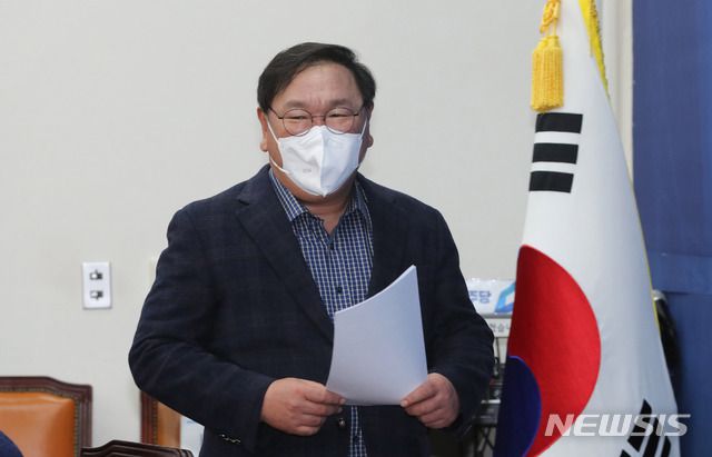 [서울=뉴시스]전진환 기자 = 김태년 더불어민주당 원내대표가 14일 오후 서울 여의도 국회에서 열린 설 민심 전달 기자간담회에 참석하고 있다.  (공동취재사진) 2021.02.14. photo@newsis.com