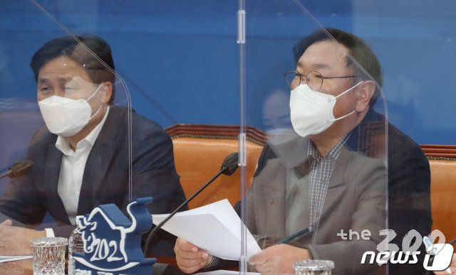 (서울=뉴스1) 신웅수 기자 = 김태년 더불어민주당 원내대표가 14일 오후 서울 여의도 국회에서 열린 설 민심 전달 기자간담회에서 발언하고 있다. 2021.2.14/뉴스1