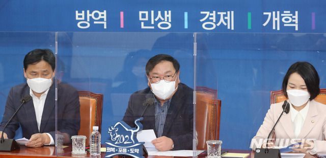 [서울=뉴시스전진환 기자 = 김태년 더불어민주당 원내대표가 14일 오후 서울 여의도 국회에서 열린 설 민심 전달 기자간담회에서 발언하고 있다.  (공동취재사진) 2021.02.14. photo@newsis.com