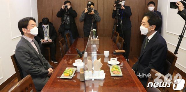 (서울=뉴스1) 신웅수 기자 = 안철수 국민의당 대표와 금태섭 전 의원이 4일 오후 서울 여의도 국회 의원회관에서 회동하고 있다.  안 전 대표와 금 전 의원은 이날 회동에서 야권 단일화 세부사항을 논의할 예정이다. 2021.2.4./뉴스1