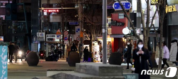 (서울=뉴스1) 박지혜 기자 = 8일 오후 9시 이후 서울 서대문구의 유흥가에 불이 꺼지고 조용한 모습이다.   2021.2.8/뉴스1