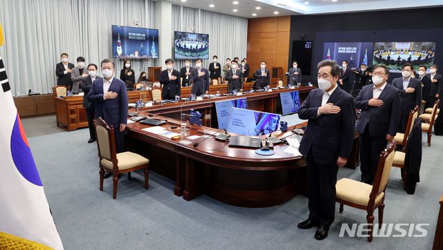 [서울=뉴시스]추상철 기자 = 문재인 대통령이 16일 오후 청와대에서 화상회의 형식으로 열린 국토교통부 2021년 업무보고에 참석해 이낙연 더불어민주당 대표를 비롯한 지도부와 국민의례를 하고 있다. 2021.02.16. scchoo@newsis.com