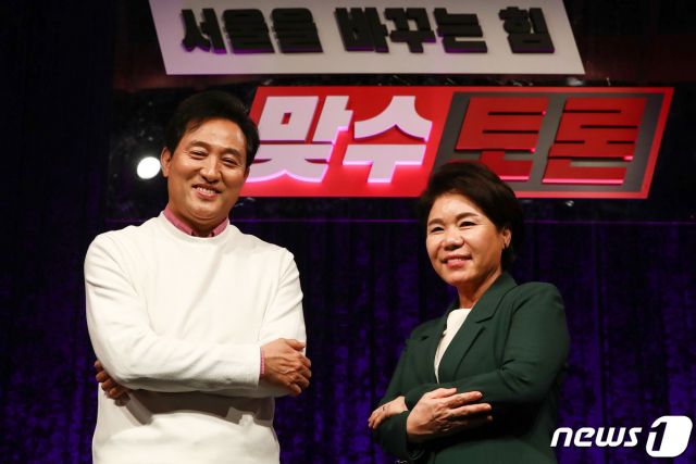 오세훈(왼쪽), 조은희 국민의힘 서울시장 예비후보들가 16일 서울 용산구 백범김구기념관 대회의실에서 열린 국민의힘 '서울을 바꾸는힘 제1차 맞수토론'에 앞서 포즈를 취하고 있다. /사진=뉴스1.