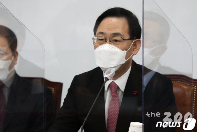 (서울=뉴스1) 성동훈 기자 = 주호영 국민의힘 원내대표가 15일 오전 서울 여의도 국회에서 열린 비상대책위원회의에서 모두발언을 하고 있다. 2021.2.15/뉴스1