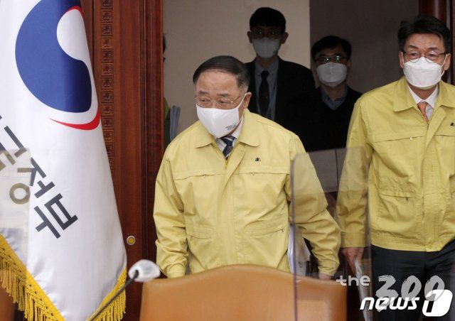 (서울=뉴스1) 박정호 기자 = 홍남기 경제부총리 겸 기획재정부 장관이 10일 오전 종로구 세종대로 정부서울청사에서 열린 제29차 비상경제 중앙대책본부회의에 참석하고 있다. 2021.2.10/뉴스1