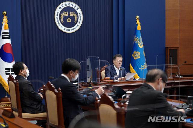 [서울=뉴시스]추상철 기자 =문재인 대통령이 16일 오전 청와대 여민관에서 영상으로 열린 제7회 국무회의를 주재하고 있다. 2021.02.16. scchoo@newsis.com
