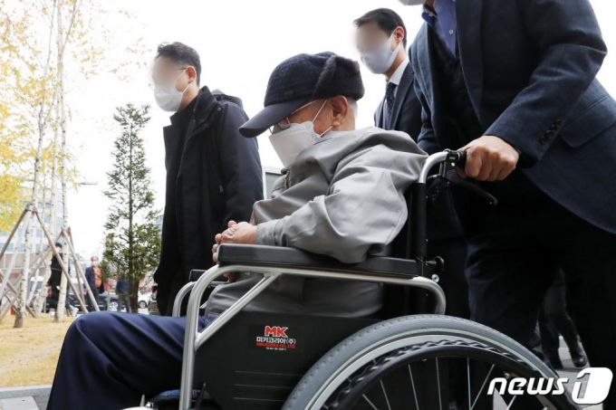 (수원=뉴스1) 조태형 기자 = 감염병예방법 위반 등 혐의로 기소된 이만희 신천지예수교 증거장막성전(신천지) 총회장이 18일 오후 경기도 수원시 영통구 수원지방법원에서 열리는 재판에 출석하고 있다. 2020.11.18/뉴스1