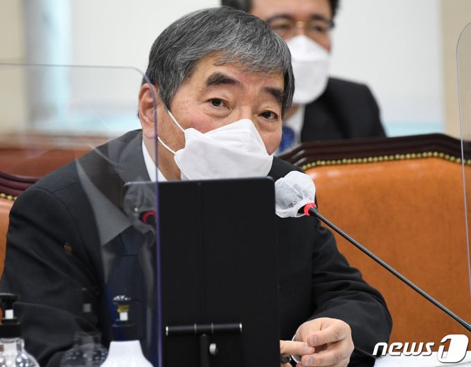 (서울=뉴스1) 성동훈 기자 = 윤석헌 금융감독원장이 17일 국회에서 열린 정무위원회 전체회의에서 의원들과 질의응답을 하고 있다. 2021.2.17/뉴스1  <저작권자 ⓒ 뉴스1코리아, 무단전재 및 재배포 금지>