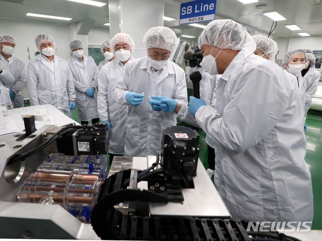 [군산=뉴시스]추상철 기자 = 문재인 대통령이 18일 오후 전북 군산시 코로나19 백신접종용 최소잔여형(LDS) 백신주사기 생산 현장인 풍림파마텍을 방문해 LDS 백신주사기 생산라인을 시찰하고 있다. 2021.02.18. scchoo@newsis.com